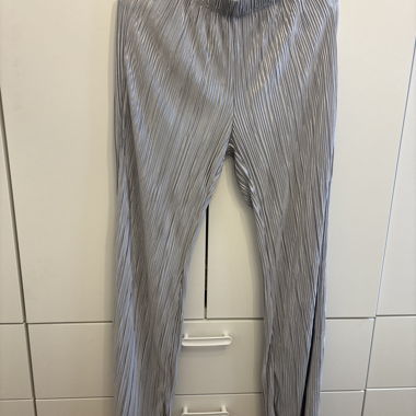 Silberfarbene Faltenhose