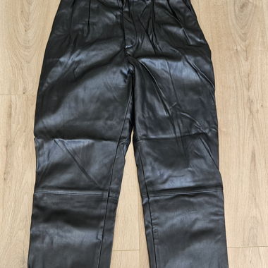 Pantalon noir en cuir synthétique