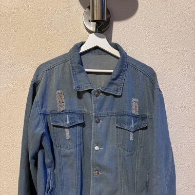 Veste en jeans déchirée 