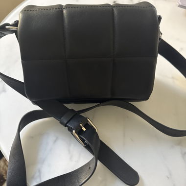 Borsa crossbody trapuntata nera Mango