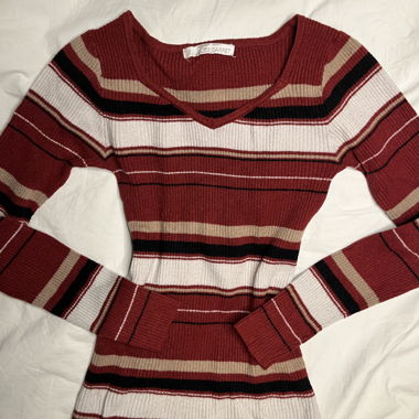 Maglione a coste con scollo a V e righe