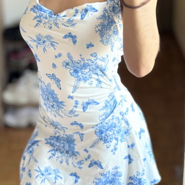 Blaues kurzärmliges Blumenkleid