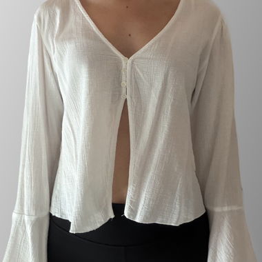Blusa bianca Stradivarius con maniche a trombetta