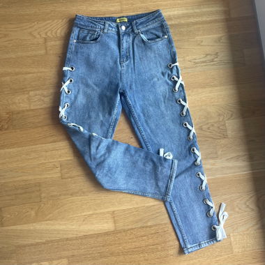 Jeans mit Schnürdetails