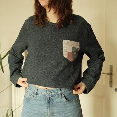 Sweat court gris foncé avec poche