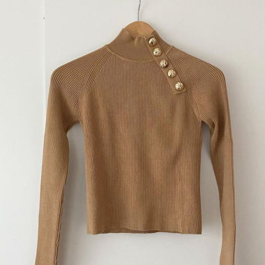 Maglioncino beige con bottoni dorati