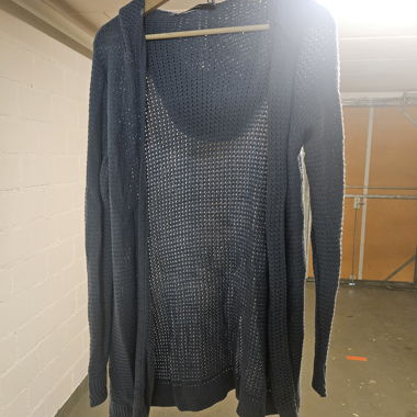 Blaue Strickjacke mit Kapuze