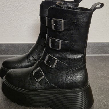 Stivali gothici con fibbie