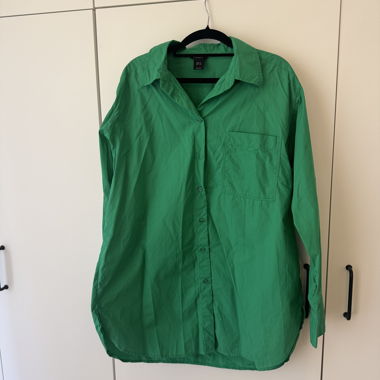 Camicia verde con bottoni