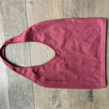 Top rosso con collo all'americana