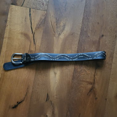 Women’s leather belt with studs
