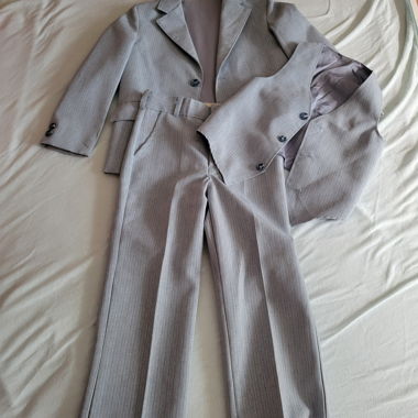 Abito grigio con pantaloni