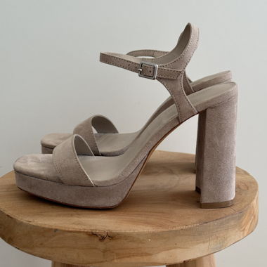 Sandali in camoscio beige con tacco largo