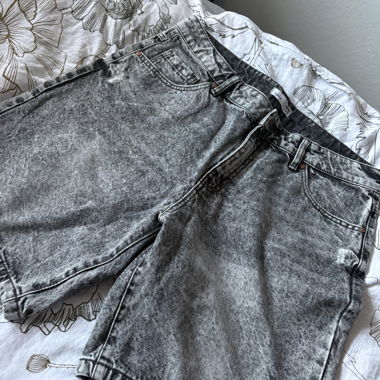 Graue Jeans-Shorts