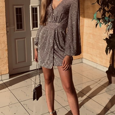 Robe courte scintillante à manches longues