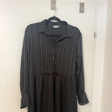 Elegantes schwarzes Kleid