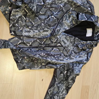 Giacca in ecopelle Bershka motivo serpente Tg. L