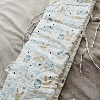 Gepolsterter Babybett‑Rand mit Tiermuster
