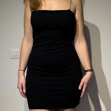 Schwarzes Kleid mit Glitzerträger
