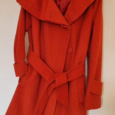 Cappotto da donna arancione con cintura e grande cappuccio