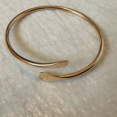Bracciale cuff dorato