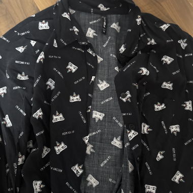 Schwarzes Hemd mit Katze-Einhorn-Motiv