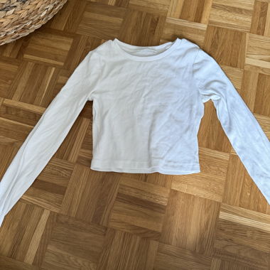 Maglietta bianca a maniche lunghe, look crop top