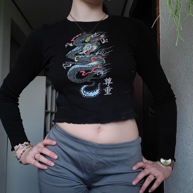 Top mit Drachenmotiv