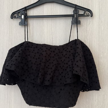 Top nero traforato con spalline