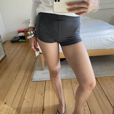 graue Microshorts