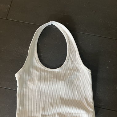 top bianco con collo halter