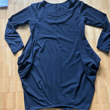 Robe noire trapèze à manches longues