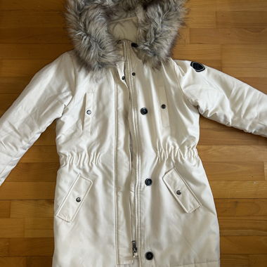 Manteau d'hiver blanc avec fausse fourrure