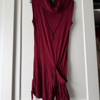 Robe sans manches bordeaux à col drapé
