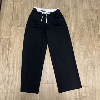 Pantaloni neri a gamba larga
