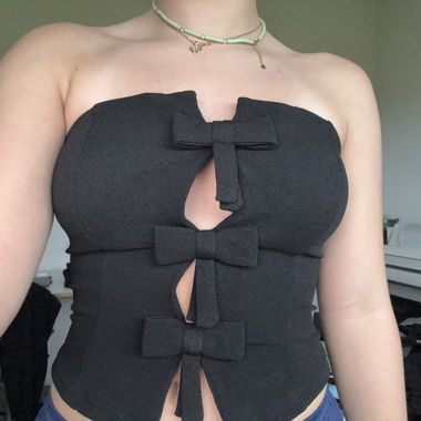 Sleeveless tops with knots