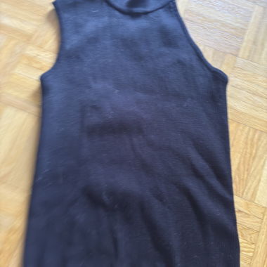 Schwarzes Strickoberteil ohne Ärmel asymmetrisch