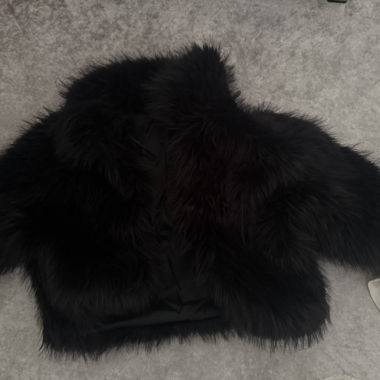 Veste noire en fausse fourrure