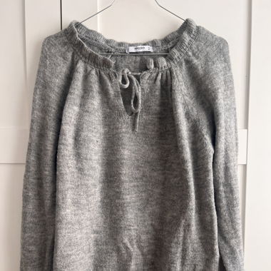 Grauer Sweater von Mango