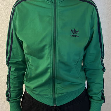 Grüne Adidas Jacke mit blauen Streifen