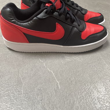 Baskets Nike noires et rouges