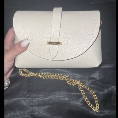 Pochette bianca con catena dorata