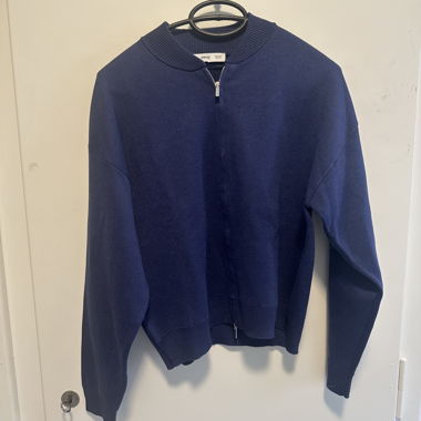 Dunkelblauer Zip-Sweater