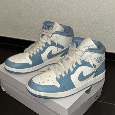 Air Jordan 1 Mid UNC