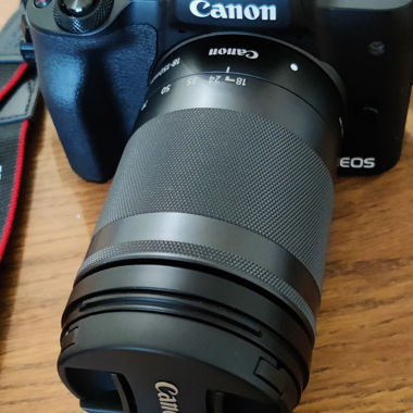 Canon M50 Set Body, Zoom 18-150mm, Tasche