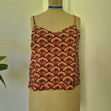 rotes Tragertop mit Muster