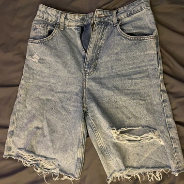 Pantaloncini di jeans H&M strappati