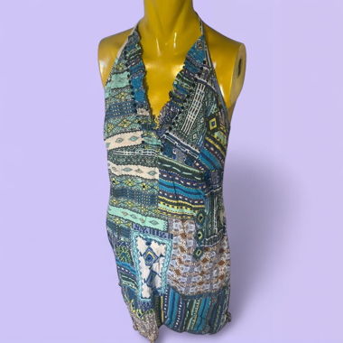 Kurzes, rückenfreies Kleid mit ethnischem Print