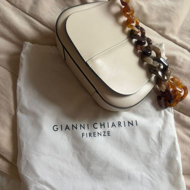 Gianni Chiarini Cream-Handtasche mit Statement-Kette