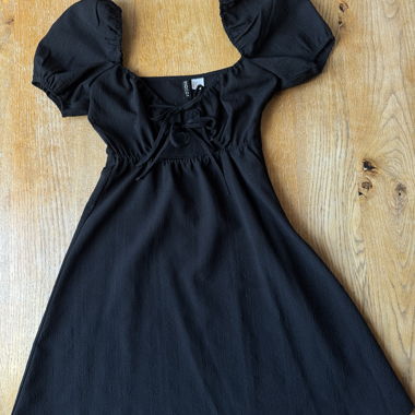 schwarzes Kleid